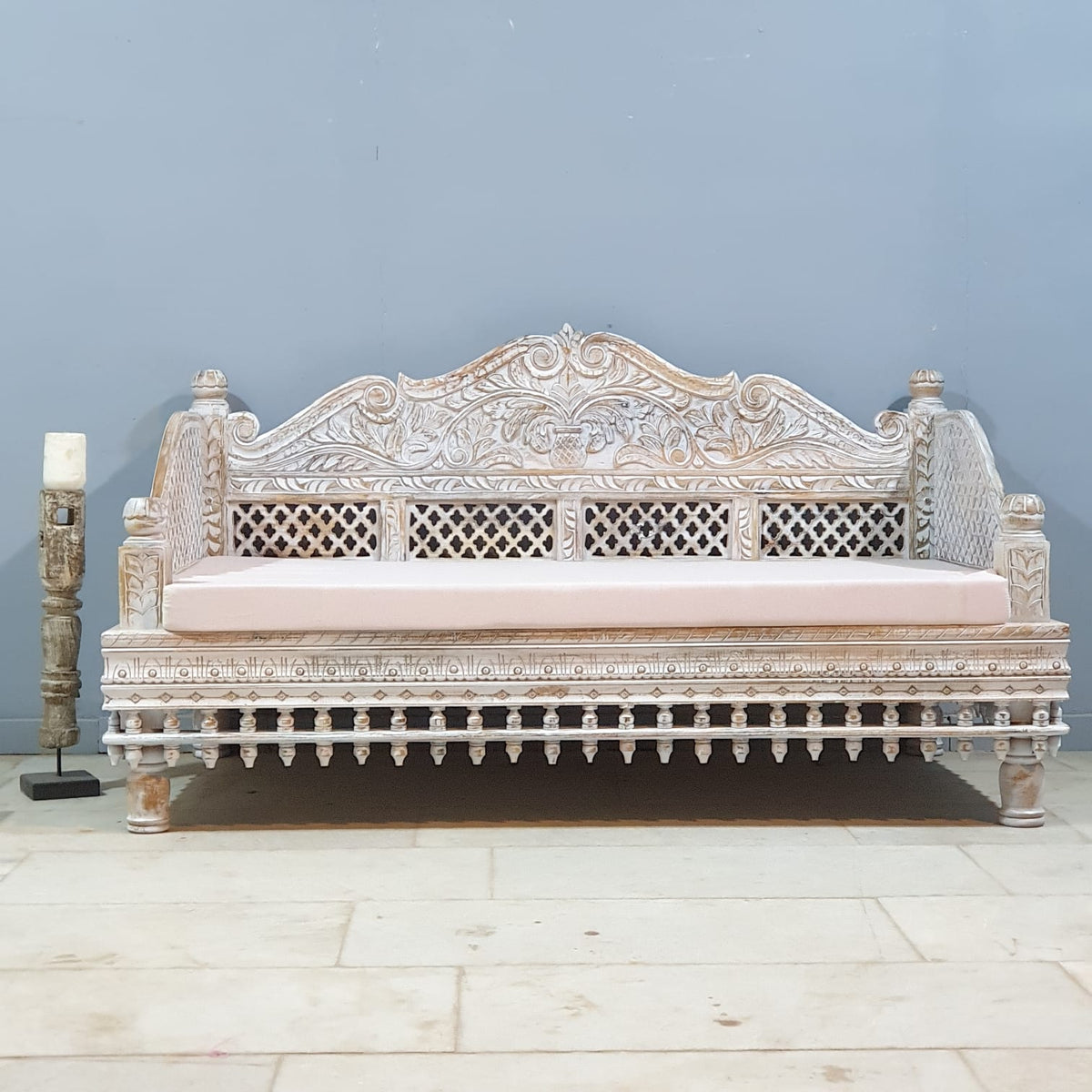 Mughal Garden Hand Carved Balinese Daybed Whitewash 160X95X90 cm