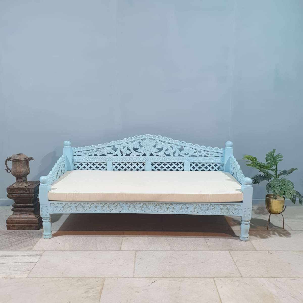 Handmade Indian Furniture Solid Mango Wood Carved Balinese Daybed Sofa Seat With Mattress