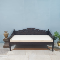 Handmade Indian Furniture Solid Mango Wood Carved Balinese Daybed Sofa Seat With Mattress