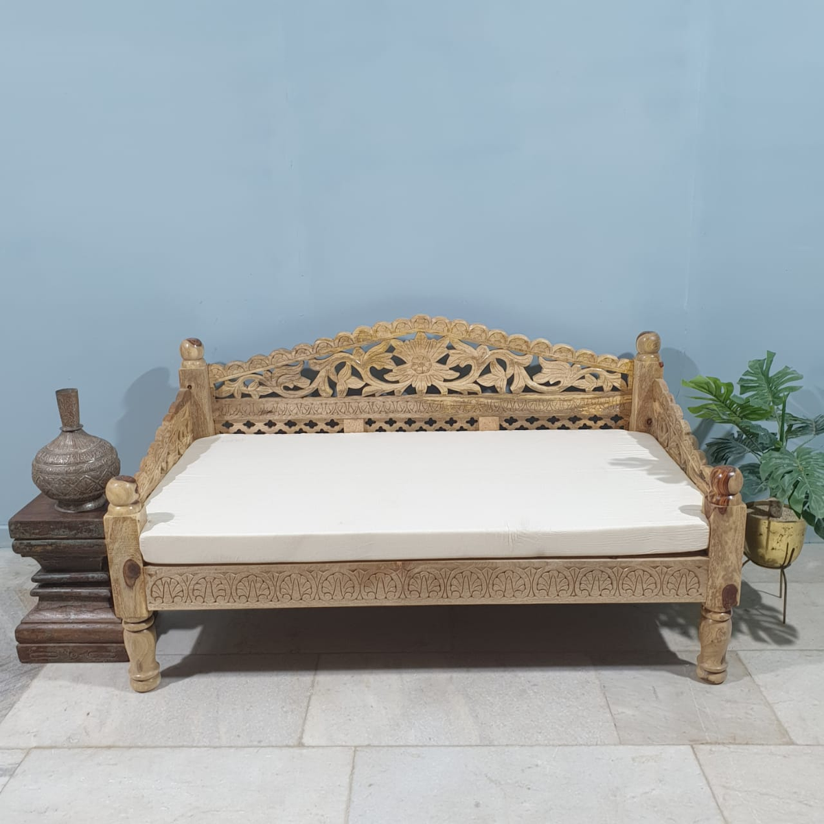 Handmade Indian Furniture Solid Mango Wood Carved Balinese Daybed Sofa Seat With Mattress