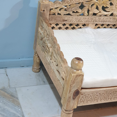 Handmade Indian Furniture Solid Mango Wood Carved Balinese Daybed Sofa Seat With Mattress