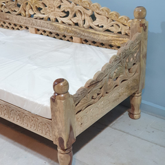 Handmade Indian Furniture Solid Mango Wood Carved Balinese Daybed Sofa Seat With Mattress