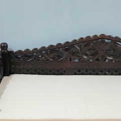 Handmade Indian Furniture Solid Mango Wood Carved Balinese Daybed Sofa Seat With Mattress